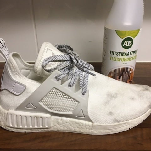 Valkoisten kenkien puhdistus entsymaattisella puhdistusaineella